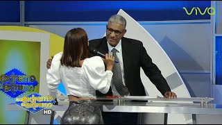 Mujer se desnuda frente al Palacio Nacional, RD aceptará pasaportes vencidos de venezolanos