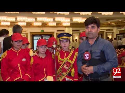 A very warm Welcome of Imran Khan by school students 05-04-2017 - 92NewsHDPlus