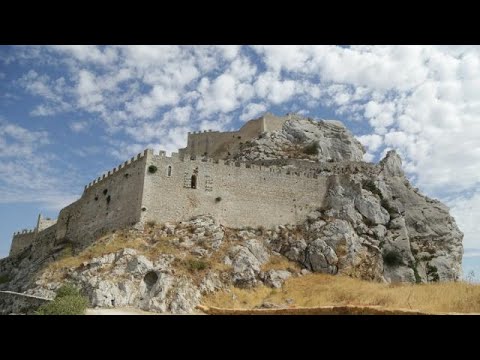 Sicilia, il Castello di Mussomeli, arroccato su una rupe che sembra al confine con il cielo