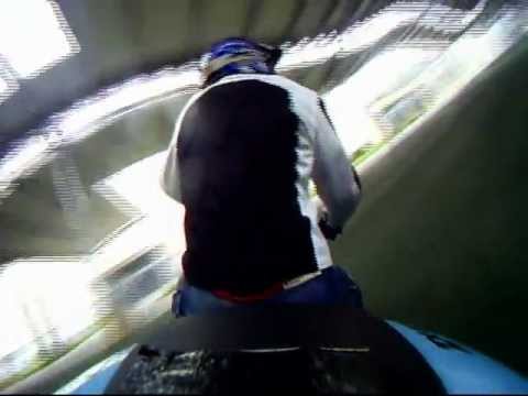 Látványos motoros akrobatika