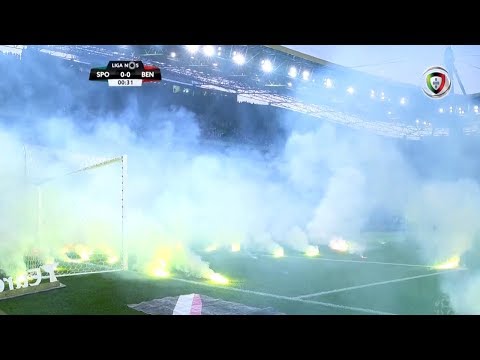 Sporting - Benfica (Liga 33ªJ): Claque leonina atira tochas para o relvado