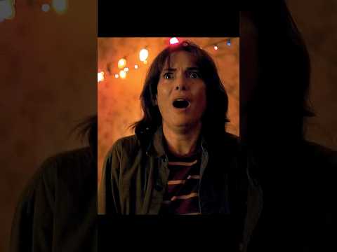 Stranger Things S1E3 – "The Wall Speaks" 💡👻🏃‍♀️ | RUN!