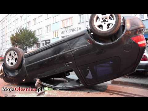 16.04.2017 Oleśnica - dachowanie golfa na ul. Mickiewicza