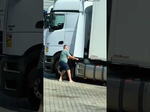 What he doing ??? #truckdriverlife #trucking