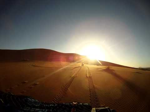 motards da praia em marrocos belas dunas.MP4