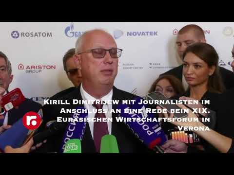 Kirill Dimitrijew mit Journalisten im Anschluss an eine Rede beim XIX  Eurasischen Wirtschaftsforum