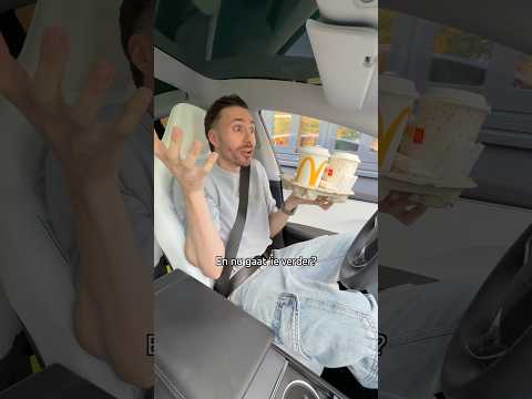 ZELFRIJDENDE TESLA vs MCDRIVE! 😱