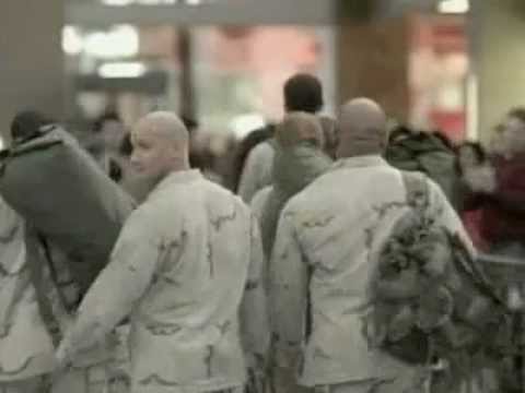 Impresionante recibimiento de soldados norteamericanos en un aeropuerto