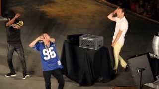 Ryan Lewis rips pants / Macklemore / White walls / Seattle