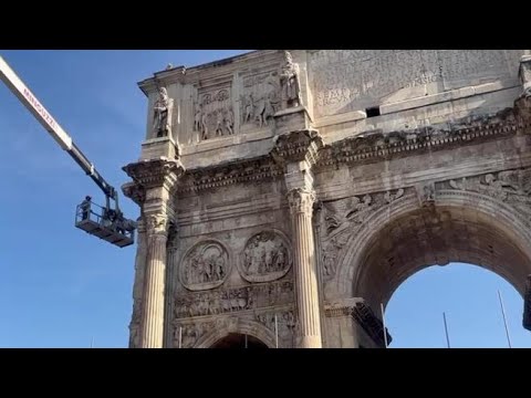 Roma, i controlli all'Arco di Costantino colpito da un fulmine: caduti e recuperati alcuni frammenti