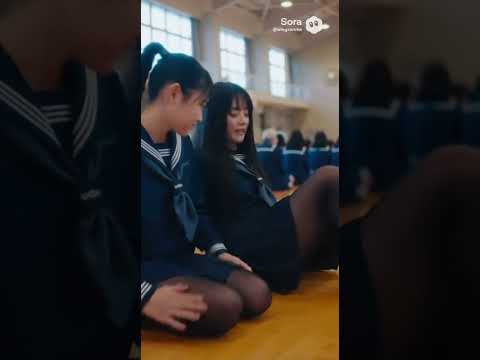 肌寒くなり、黒髪ポニーテールの彼女が通う高校では今日から冬用のセーラー服で
