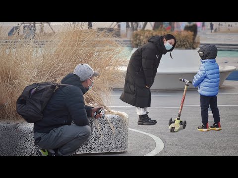 看到孩子如此輕易地被陌生人騙走，暗中觀察的家長們不淡定了