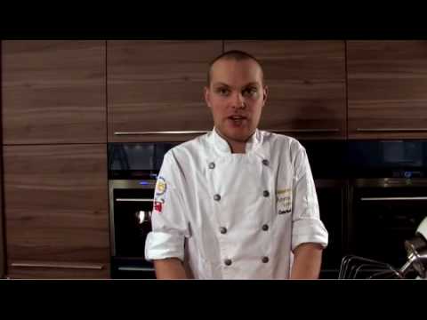 Nationaldagstårtan: Conrad lagar en chokladmousse som tårtfyllning