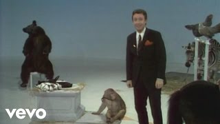 Musik-Video-Miniaturansicht zu Der erste Mensch, der mit Tieren spricht (Talk to the Animals) Songtext von Peter Alexander