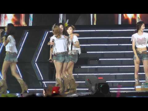 120115 SNSD HK Concert - girls leaving the stage