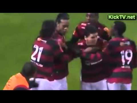 Ronaldinho scores direct from a corner - Flamengo v Atlético-MG (Brasileirão 2011)