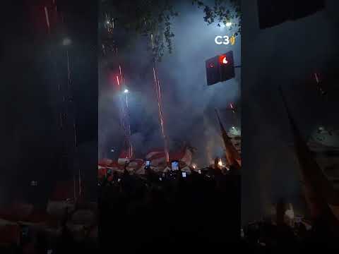"INCREÍBLE RECIBIMIENTO A ESTUDIANTES vs FLAMENGO | Copa Libertadores | Cadena 3" Barra: Los Leales &bull; Club: Estudiantes de La Plata &bull; País: Argentina