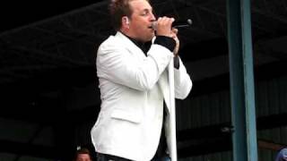 Johnny Reid SInging &quot;Man in the Moon is a Newfie&quot; Salmon Fest 09