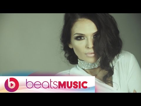 Francisca - Cu pumnii in piept (Lyric Video)