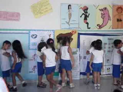 Ana Beatriz cantando na escolinha
