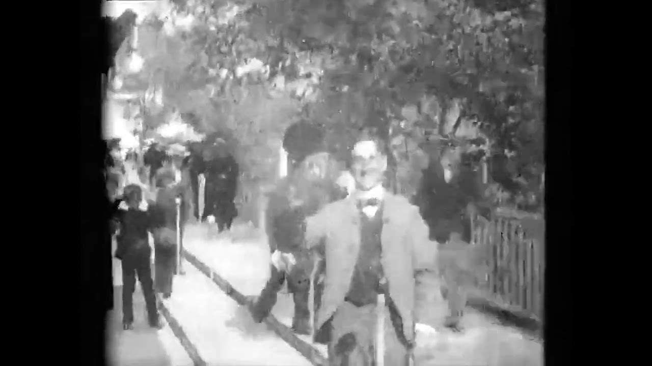 1900 - Panoramic view of the moving sidewalk at the Paris Exposition - James White (Edison Studios)