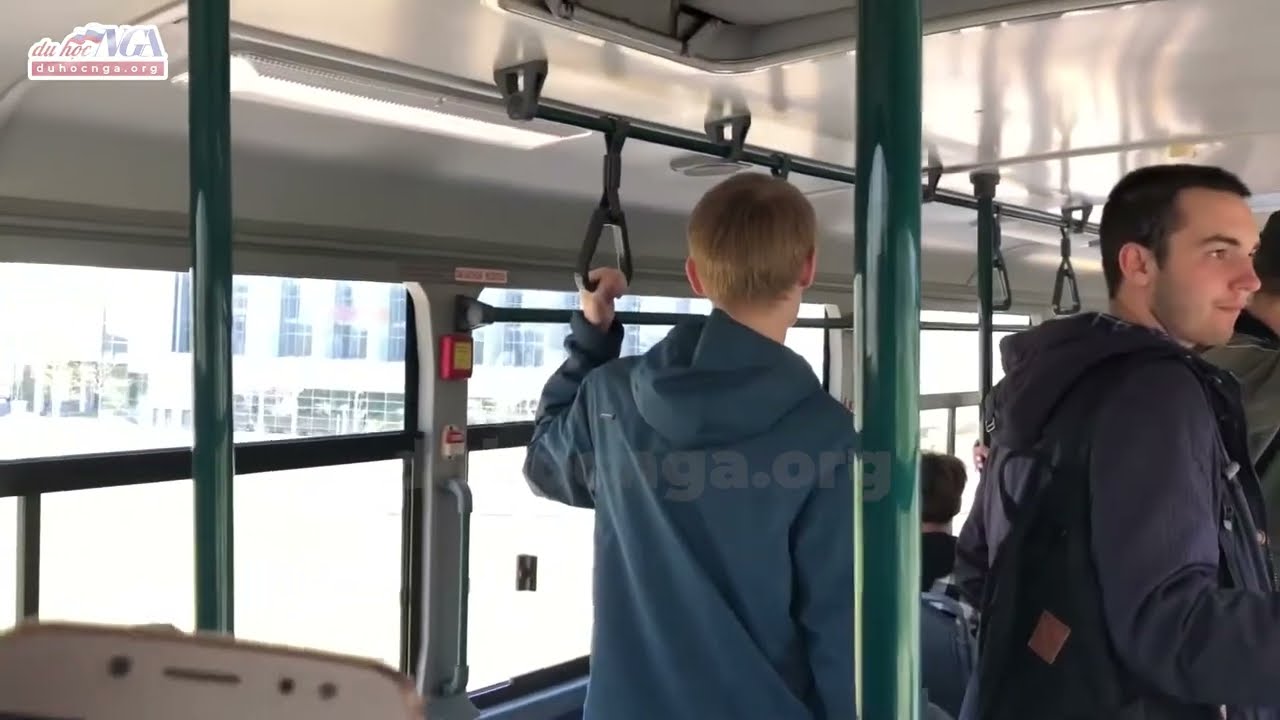 Đi xe bus dạo quanh khuôn viên Đại học Liên bang Viễn Đông