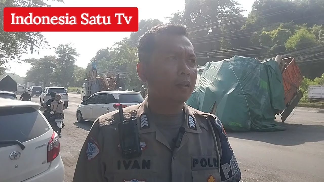 Truk Roboh Diduga Kelebihan Muatan