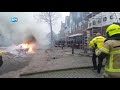 Omstanders bekogelen blussende brandweerlieden met zwaar vuurwerk