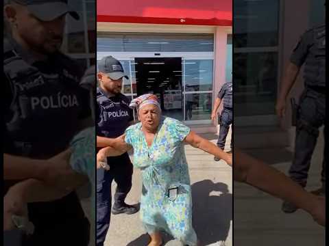 Idosa enfrenta policiais e causa caos na rua