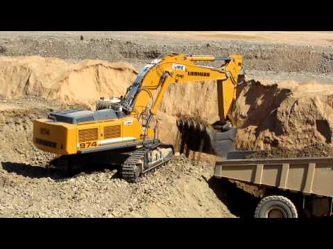 Liebherr R974C vs Caterpillar 775F
