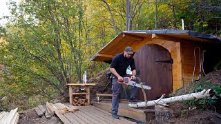 Creating a hut for autonomous life in the forest, Solo overnight. Working with wood.