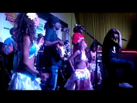 BRUNO RAYA accompagné de Bananas à PARIS - viv to creolité.mp4