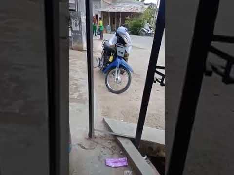 Nenek tua naik motor