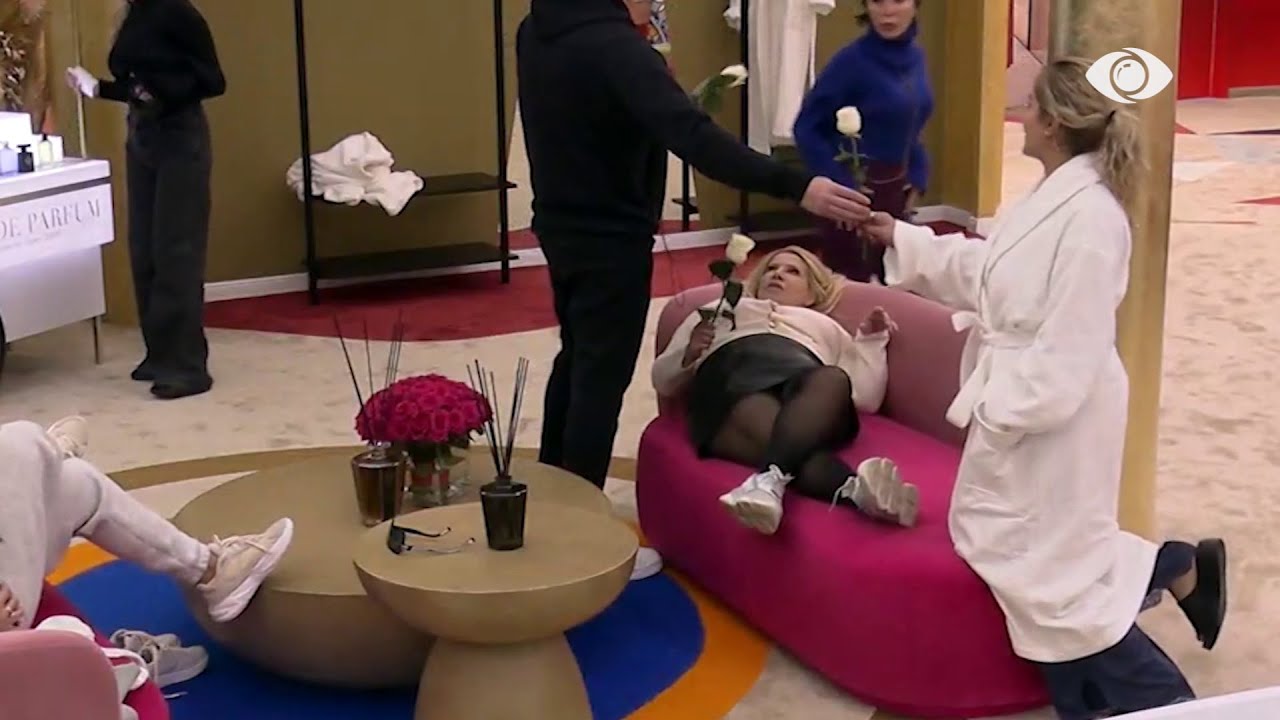 Romeo nis ditën “ëmbël”, u dhuron vajzave të shtëpisë trëndafila të bardhë