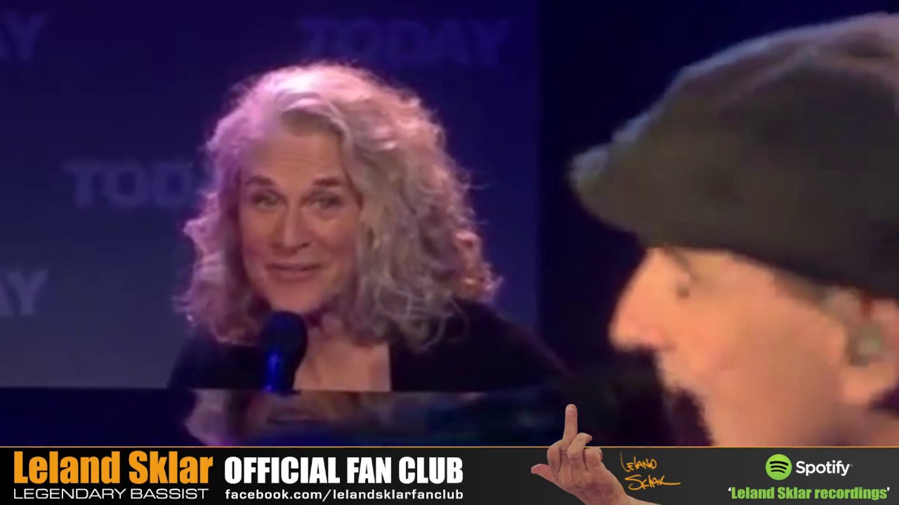 James Taylor & Carole King ft.Leland Sklar - Something in the way she moves - YouTube