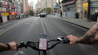 Trabalhando de delivery à noite em Manhattan, New York