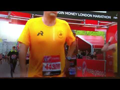 London marathon Big Ben fancy dress gets stuck on finish line 😳🤪 Video