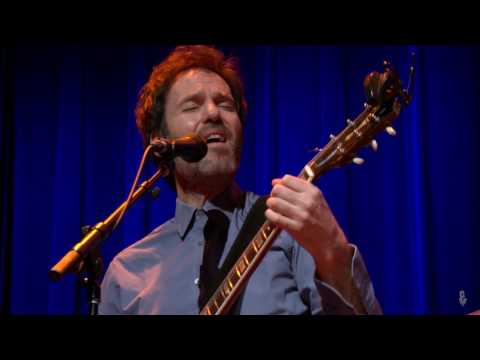 Piers Faccini - Bring Down The Wall (eTown webisode #1119)