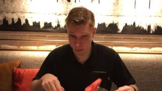 Kenneth äter vattenmelon