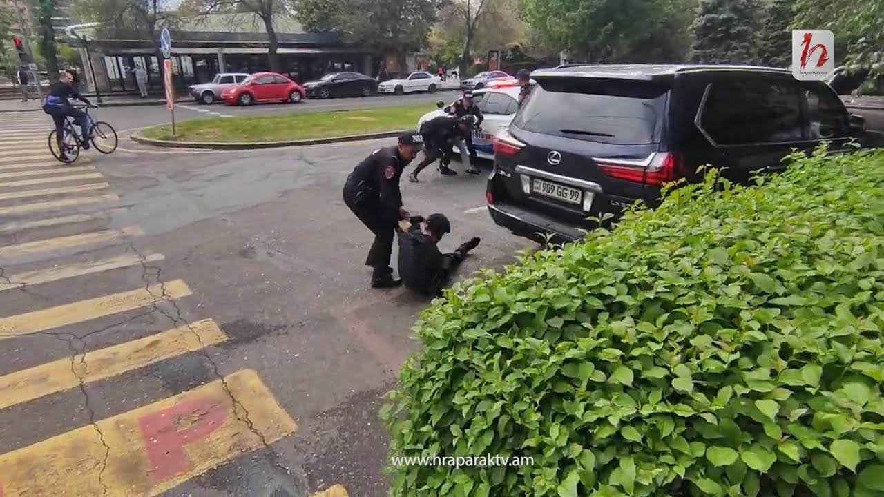 Ձեռնաշղթաներով բերման են ենթարկում երիտասարդների