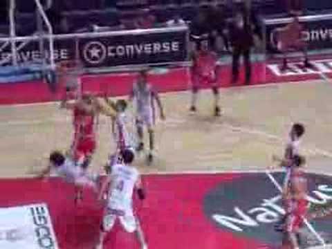 16 01-12-07 Antwerp-BCO - Zeer licht gefloten offensive foul