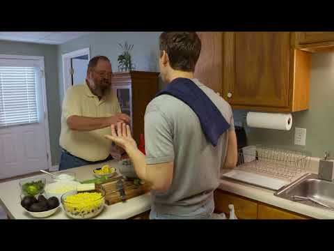 ¡ANTONI POROWSKI DE QUEER EYE NOS ENSEÑA A HACER UN DELICIOSO GUACAMOLE!