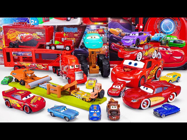 Vídeo relacionado con Mattel Disney Pixar Cars Night Racing Pista para coches de juguete que brilla en la oscuridad, incluye 2 vehículos, +3 años (HPD80)