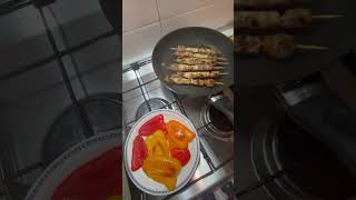 A quick dinner with skrewers, roasted bellpeppers and a spinach quiche.