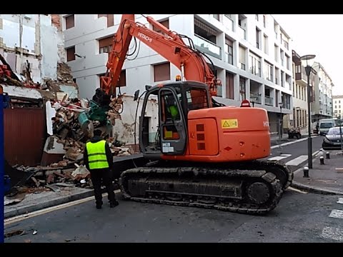 Se desploma edificio en Orio. Excavadora camión container retiran escombros reciclando por partes