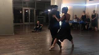 Natascia Crescenzi e Mario Sette. Esibizione alla Milonga La caricia - Como dos extranos