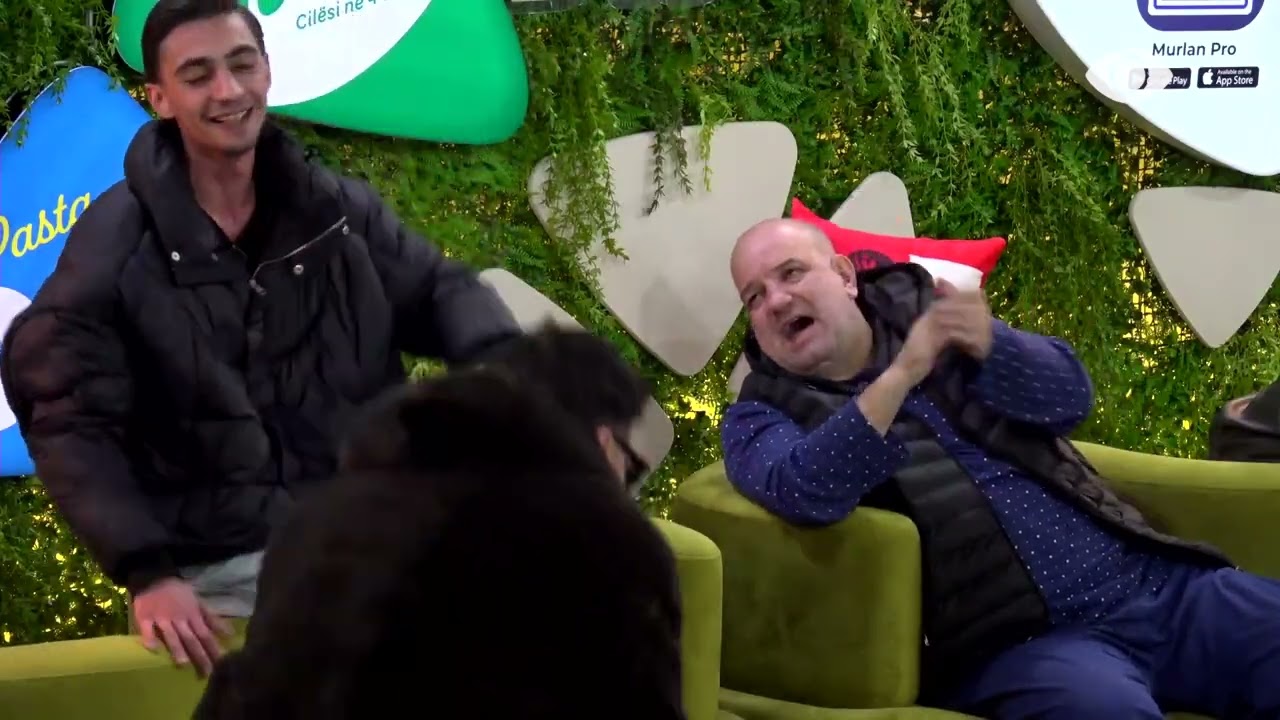 “Refreni nesër…”/ Juxhini shkëmben batuta me banorët teksa këndojnë në oborr