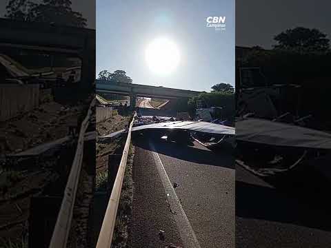 Caminhão tomba na SP-101, em Hortolândia, e bloqueia todas as faixas