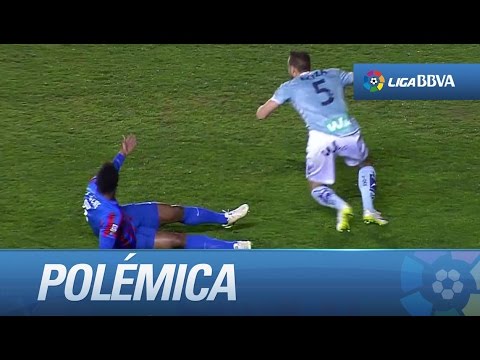 Polémica: posible penalti de Ekiza sobre Uche