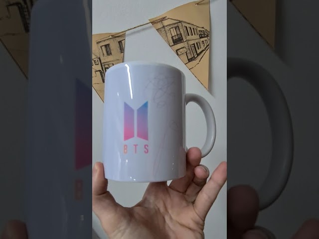 Vídeo relacionado con Grupo Erik Taza BTS - Tazas originales para regalar a fans de BTS Merchandising Oficial | Taza desayuno 350ml de Cerámica | Apta Lavavajillas y Microondas